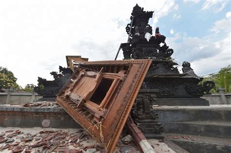 Official Death Toll Surpasses 300 As 3rd Major Earthquake Hits Indonesias Lombok Island The Week