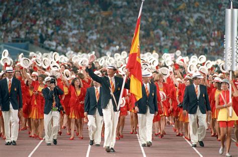 General view of the opening ceremony and fireworks in the olympic stadium at the 1992 olympic games in barcelona, spain. 25 imágenes para el 25 aniversario de Barcelona 92