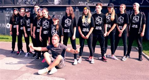 Jetzt kommt farbe ins spiel! VIDEO Promovează Sibiul dansând - Coregrafiile celor de la ...