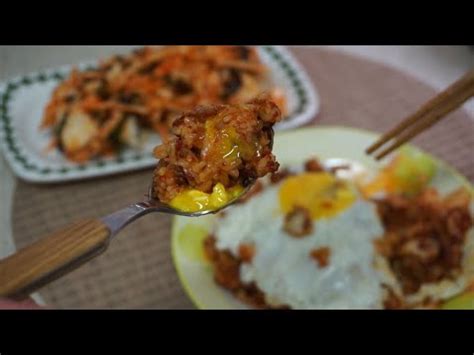 Kimchi bokumbop is a popular restaurant or home prepared dish that is very simple and delicious. 김치볶음밥,비빔만두:같이먹으면 더맛있어 - YouTube