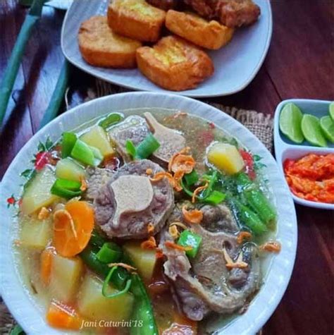 Makanan berkuah ini biasanya memiliki warna bening dan segar. Resep Sop Buntut Sapi Sedap Gurih dan Super Segar | Resep Istimewa