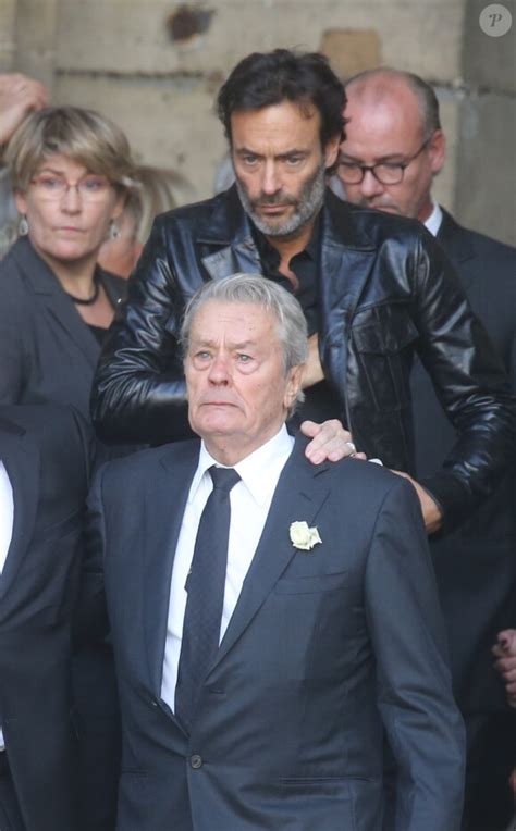 Photo Alain Delon Anthony Delon le fils de Pascal Desprez Sorties des obsèques de Mireille