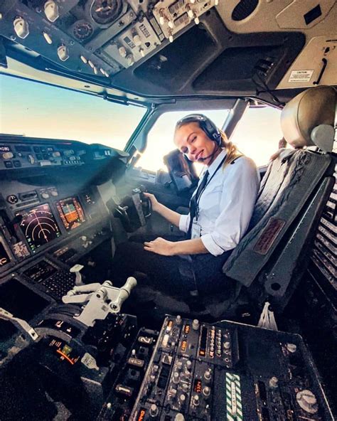 10 Most Beautiful Female Pilots Who Conquered Instagram Pictolic
