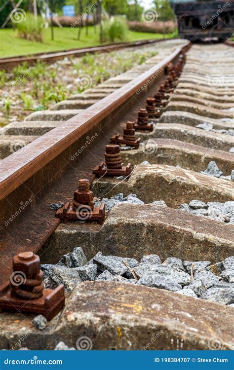 Cierre De Los Rieles Y Pernos De Las Partes Del Ferrocarril Antiguo