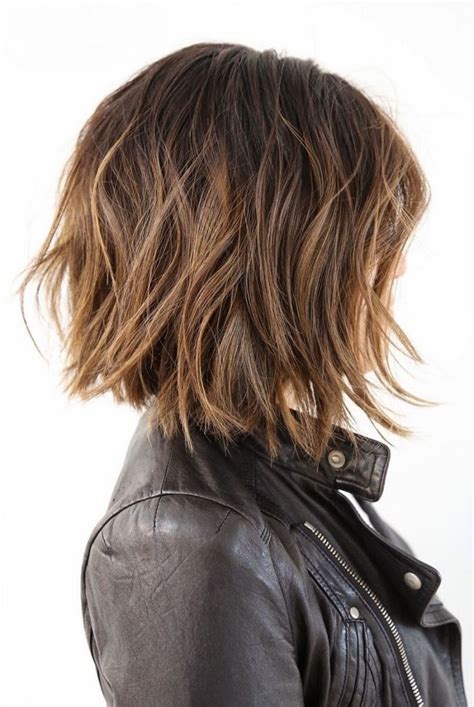 Coupe tendance carré plongeant avec nuque courte et tempes longues. Idée Coiffure : Description modèle de carré plongeant mi ...