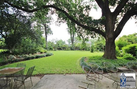 Experts and ideas can be found at the baton rouge botanic garden at independence park where groves of crape myrtles and azaleas help you zero in on the exact colored varieties that work best with your grounds and interior palette. Beautiful Baton Rouge Landscaping | Landscape, Baton ...