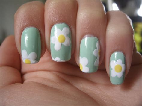 NAILPAINTJOB A Nails Design With Daisys On A Mint Nails 3