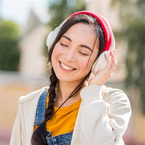 Premium Photo Portrait Woman With Headphones Listening Music