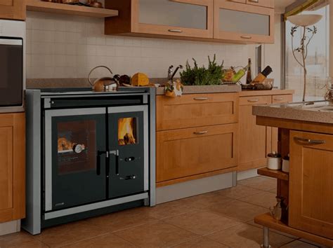 En este ejemplo, el gran horno revestido en piedra, le aporta mucha personalidad a la cocina de madera con notas brillantes de acero inoxidable provenientes de los electrodomésticos. Cocinas de Leña | Descubre Todas sus Cualidades