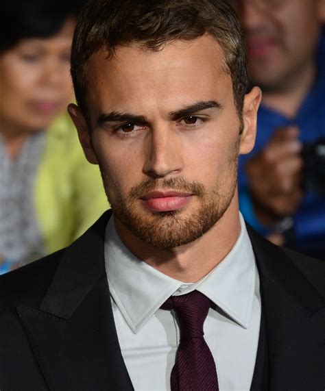 Theo James Wikipedie