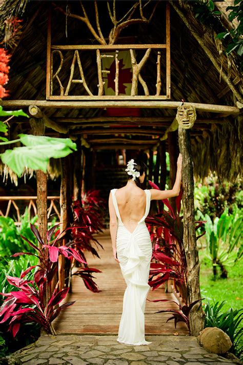 The natural splendor of costa rica makes this amazing, environmentally conscious country one of the world's most cherished locations for tropical destination weddings. Costa Rican Rainforest Destination Wedding | Junebug Weddings