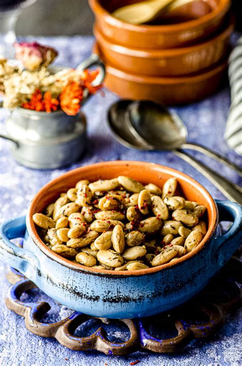 A variety of shelling or soup bean, these bright pods contain pale tan beans splashed with magenta. Fresh Cranberry Beans with Olive Oil & Garlic - May I Have ...