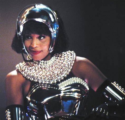 Στο σφυρί η στολή της Whitney Houston Queen Of The Night Γόβα Στιλέτο