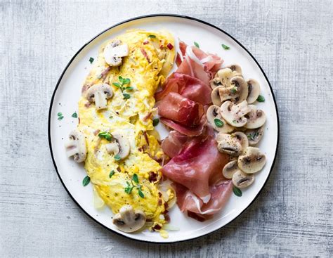 Mettete lo speck nella padella con il fondo di cottura del filetto e fatelo rosolare, sfumate con il brandy e dopo che l'alcol è evaporato, aggiungete la panna e regolate di sale e pepe. Ricette con lo speck / prosciutto crudo - Speck Alto Adige IGP