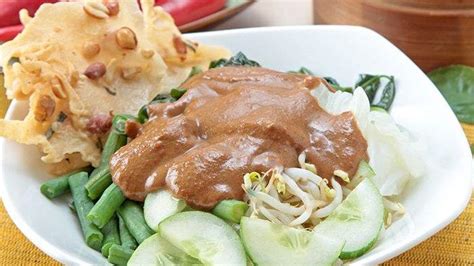 Kalau minggu pagi jadi tempat sarapan untuk para pesepeda. Sambal Kacangnya Khas, 5 Warung Nasi Pecel Enak di Jember ...