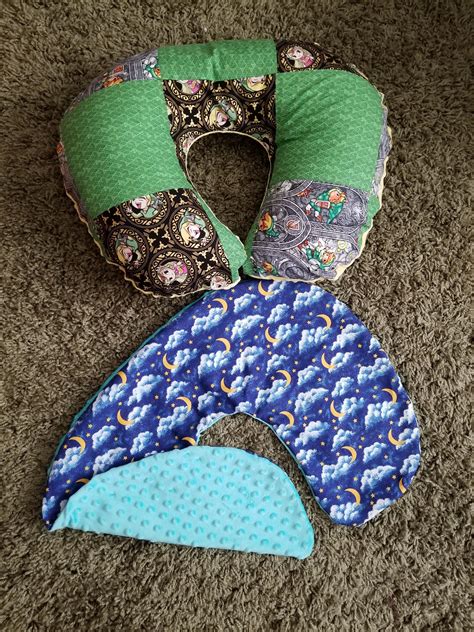 So when i decided to make some throw pillow covers with a zipper instead of an envelope closure, i thought it'd be a great tutorial to share. Boppy pillow and covers with zippers and minki fabric ...
