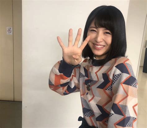 女優の浜辺美波が2月22日に自身のtwitterを更新。可愛らしい笑顔のショットを公開し、反響を呼んでいる。 同投稿で浜辺は、「今夜、アリバイ