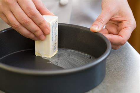 Perfect Guide On How To Grease A Pan For Baking Enthusiasts