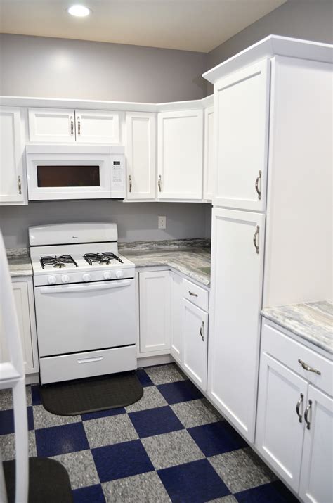 With over 80 years in cabinetry manufacturing, haas cabinet will bring your dream kitchen and/or for over three generations, haas cabinets have been built to suit your specific style and space by. Haas Shakertown Maple White | Kitchen cabinetry, Kitchen ...