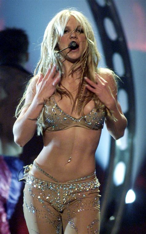 Britney Spears Faz Aniversário Relembre Os Looks Mais Marcantes Da