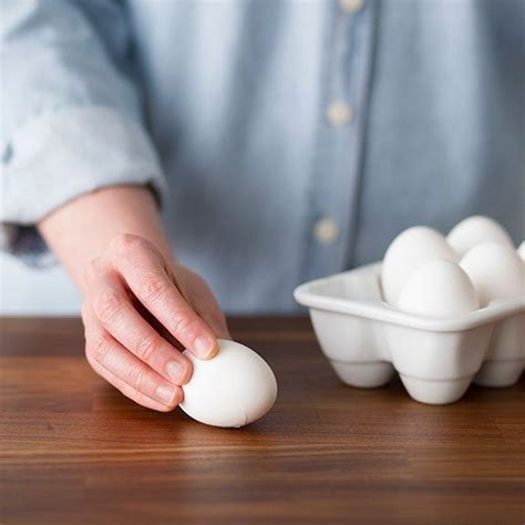 How To Crack An Egg The Right Way Readers Digest