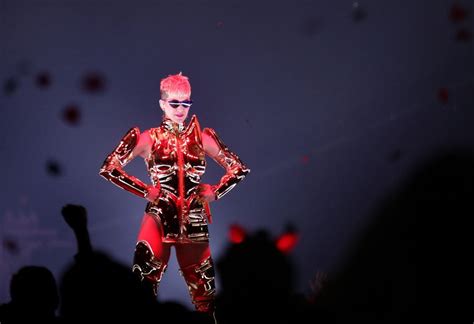 Katy Perry Sets A Goofy Example During Colorful Dallas Concert