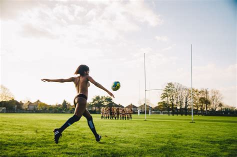 est 一些攝影 some photos Female rugby team strip off for nude charity calendar 女橄欖球隊為裸體慈善日曆解衣