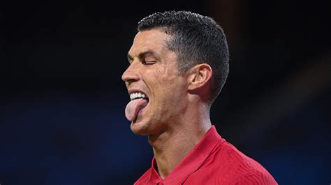 The captain's armband that cristiano ronaldo angrily threw to the ground during portugal's world cup qualifier in belgrade last week has been sold to an unidentified bidder for €64,000. Cristiano Ronaldo, el mejor goleador del 2019 por la ...