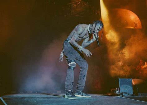 Travis Scott Injures His Knee Continues Performing During Rolling Loud Set