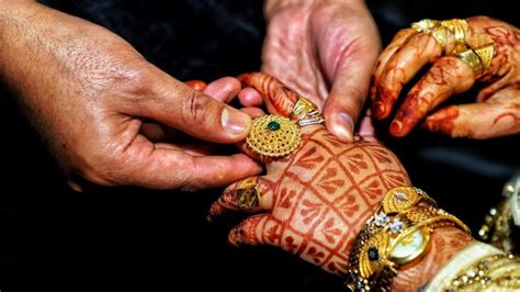 ¿felices Los 4 Individuo Engañado En La India Se Casa Con La Esposa