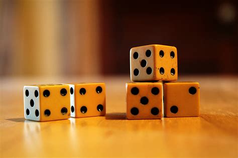 Play this free yahtzee game online and enjoy all the fun strategy elements that come along with this classic game. De dobbel klassieker Yahtzee spelregels - Heel Holland ...