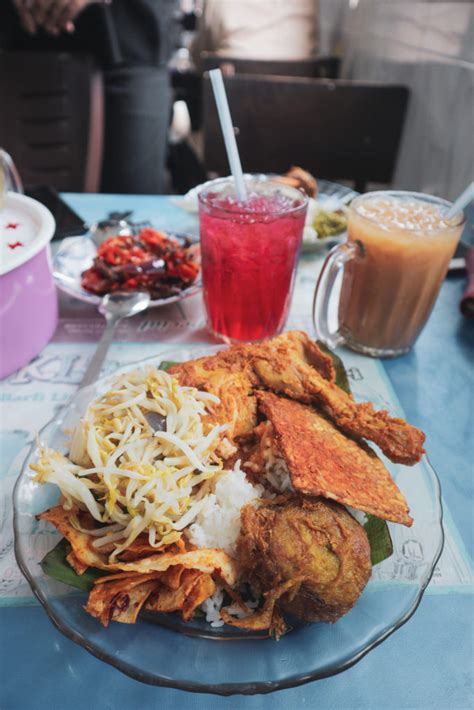 Oleh karena itu, pelancong yang ingin mencicipi nasi padang bisa langsung memilih. Masakan Padang Asli, Kampung Baru - Thokohmakan