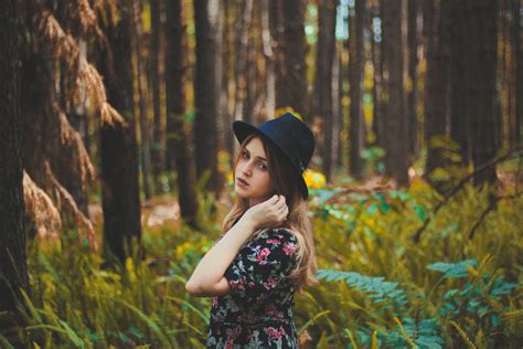 图片素材 树 性质 森林 草 厂 女孩 女人 阳光 叶 花 看着 模型 弹簧 绿色 丛林 秋季 淑女