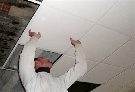 Faux plafond suspendu en dalles isolantes. Pose dalle faux plafond - Maison & Travaux