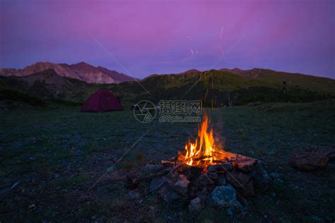 山上黄昏的帐篷和营火燃烧高清图片下载 正版图片503585935 摄图网