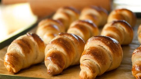 Den teig portionsweise vorsichtig ausrollen, in dreiecke schneiden und je zu einem croissant rollen. Croissant Rolls @ TotallyChefs