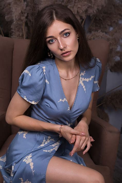 Dmitry Shulgin Mujer Morena Pelo Largo Pelo Lacio Vestir Ropa Azul Maquillaje Fondo De