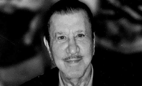 تتصدر صور أبناء عائلة الأسد والمقربين منهم، مواقع التواصل الاجتماعي، وتجذب تعليقات على نطاق واسع من السوريين، لاعتبارين رئيسين: سر نفوذ والد رامي مخلوف.. "قرابة" كشفتها نعوته - المدينة نيوز