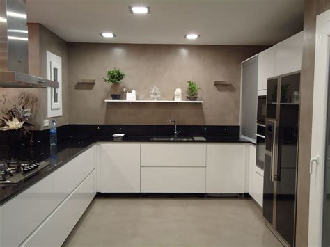 Su misión principal es proteger a las paredes de las altas temperaturas y humedad que se genera uno de los materiales más económicos para el revestimiento de las paredes de la cocina es la pintura. Revestimiento continuo decorativo para cocina con ...