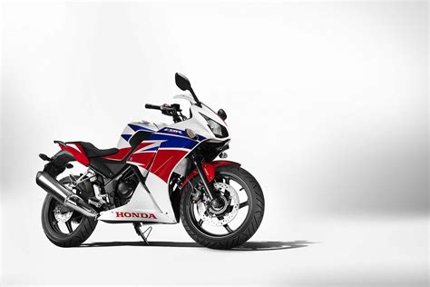 Denn die leistung dieser maschine können sie bis ins letzte ausschöpfen, auf die straße bringen und genießen. 2014 Honda CBR300R - Small-Displacement Warfare - Asphalt ...