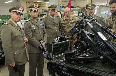 Il commissario straordinario per l'emergenza covid in visita all'ospedale in fiera e al drive through del. Il Comandante logistico in visita al Polmanteo - Report Difesa