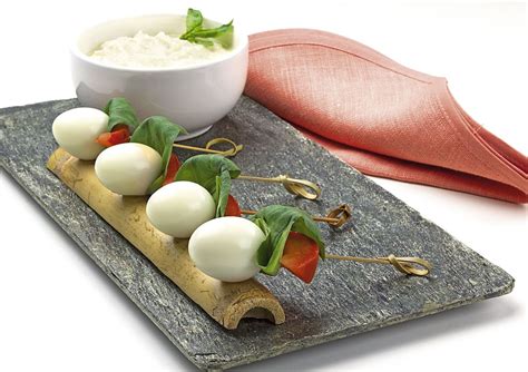 Los huevos de codorniz son en algo habitual para todo tipo de recetas pero también podemos intentar incubaciórlos en casa, como ahora os explicamos. Brocheta de huevo de codorniz con salsa de yogur | Receta ...