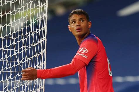 هو لاعب كرة قدم برازيلي يلعب في مركز قلب الدفاع مع نادي تشيلسي في الدوري الإنجليزي الممتاز ومنتخب البرازيل لكرة القدم. تياجو سيلفا: أسلوب باريس سان جيرمان معي كان مزعجًا.. والله ...