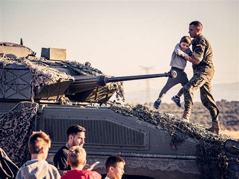 civiles y militares comparten campo de batalla en el desafío madrid — desafío de guerreros