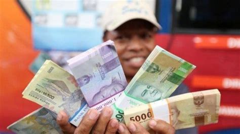 Penerima bantuan sosial (bansos) dapat dilihat di situs dtks.kemensos.go.id. Bansos Tunai Rp 300 Ribu Cair Hari Ini, Cek Nama Penerima ...