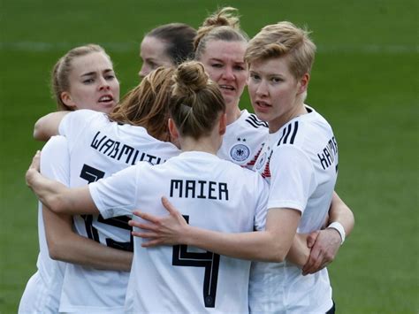 The fifa world rankings were published for the first time in august 1993 and are updated on a monthly basis. Weltrangliste: DFB-Frauen weiterhin hinter den USA ...