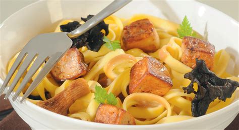 Un plat de tagliatelles au foie gras et aux champignons