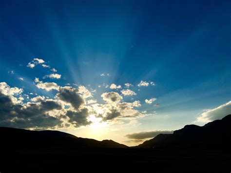無料画像 地平線 山 雲 空 日の出 日没 太陽光 朝 夜明け 雰囲気 夕暮れ イブニング 反射 残光 気象
