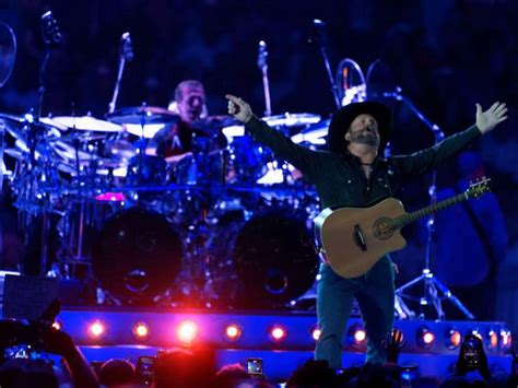Garth Brooks Electrifies Sellout Nrg Crowd With 2 Hours Of Hits Double