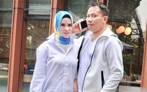 Kolase foto sule dan teddy (suami almarhumah lina) (sumber: Heboh Isu Angel Lelga Nikahi Vicky Demi Gimmick Politik, Netter Sindir Tak Pantas Jadi Caleg